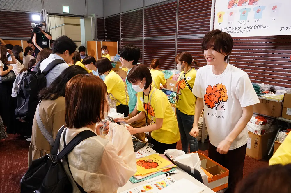 なにわ男子がサプライズ登場！チャリTシャツ＆チャリティーグッズ特設