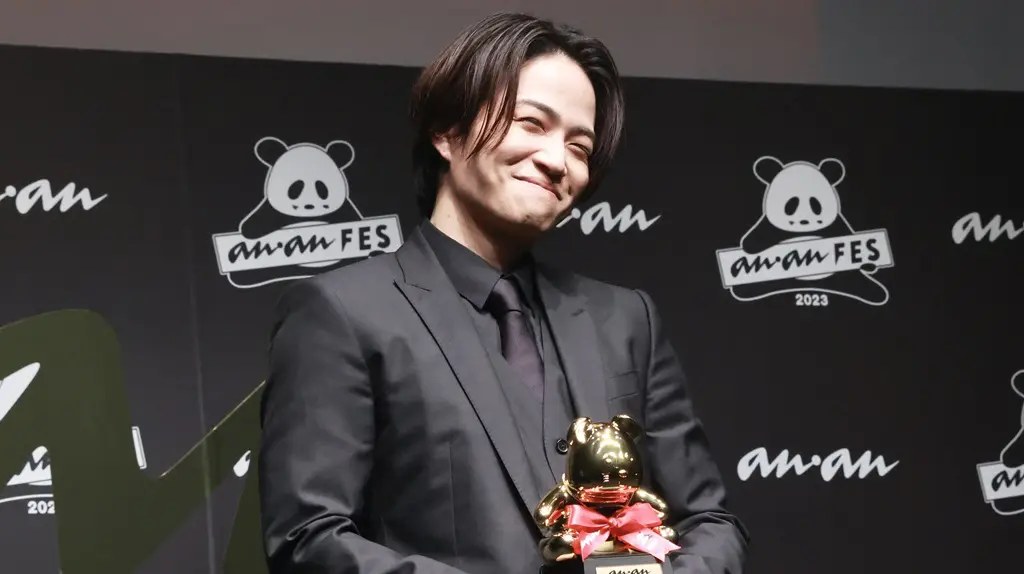 菊池風磨 真っ赤なバラを手に登場！ 『anan AWARD 2023』大賞受賞でファンに「セクシーローズ！」とメッセージ｜entax（エンタックス）