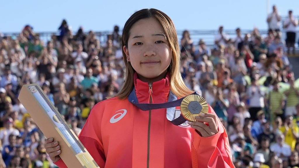パリ五輪スケートボード女子ストリートで金メダルを獲得した吉沢恋（よしざわここ）選手
