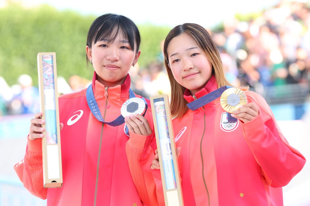 パリ五輪スケートボード女子ストリートで金メダルを獲得した吉沢恋選手と、銀メダルを獲得した赤間凛音選手