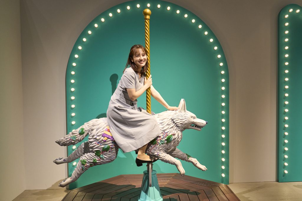 「ジブリパークとジブリ展」東京会場「山犬」に乗る河出奈都美アナウンサーの写真