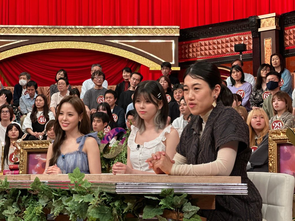 （左から）NiziUのMAKO、RIKU、横澤夏子