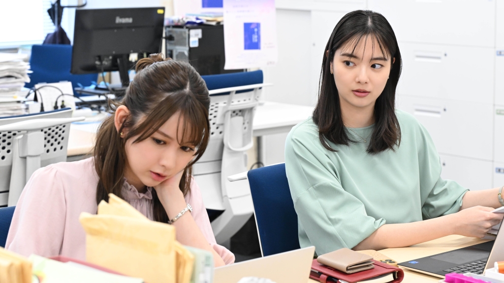 ドラマ『クラスメイトの女子、全員好きでした』に出演する結城 モエと新川優愛