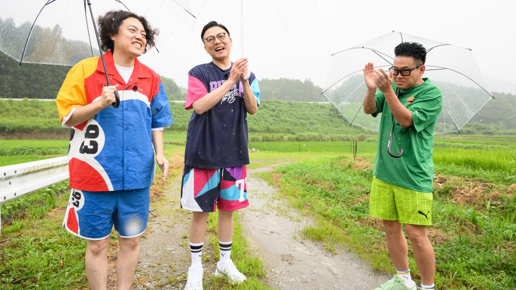 傘をさすガクテンソクと宮川大輔