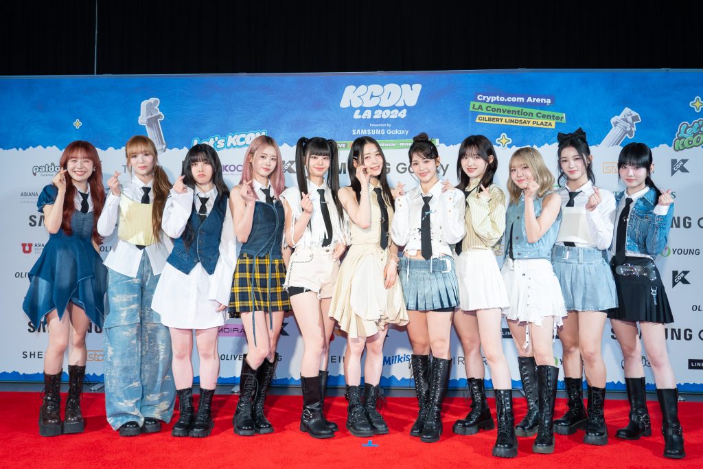 ME:Iが『KCON LA 2024』でポーズをとっている写真