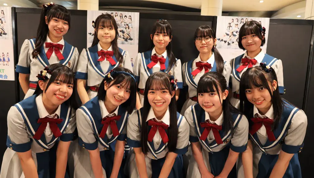 長野県屈指の進学校・佐久長聖高校の10人組アイドル「7限目のフルール」。1年生はデビューライブで涙・・・学校では「シャイな男子が多いです(笑)」  推しは先輩？ 【汐留ミニライブ】｜entax（エンタックス）