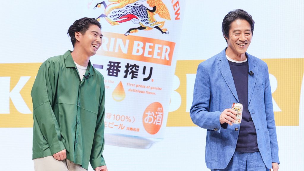 俳優の堤真一、鈴木亮平、賀来賢人、飯豊まりえが、ビールの発表会に登場。賀来と堤が笑顔でトークを盛り上げた