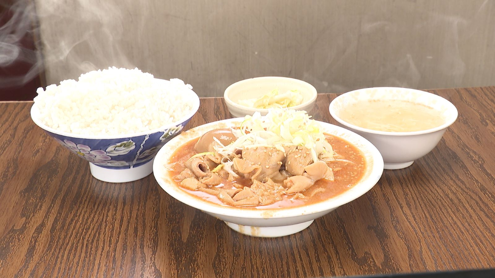 10月1日放送『ヒューマングルメンタリー オモウマい店 2時間SP』茨城県牛久市の『とん平食堂』ごはん普通盛りのもつ煮定食（750円）