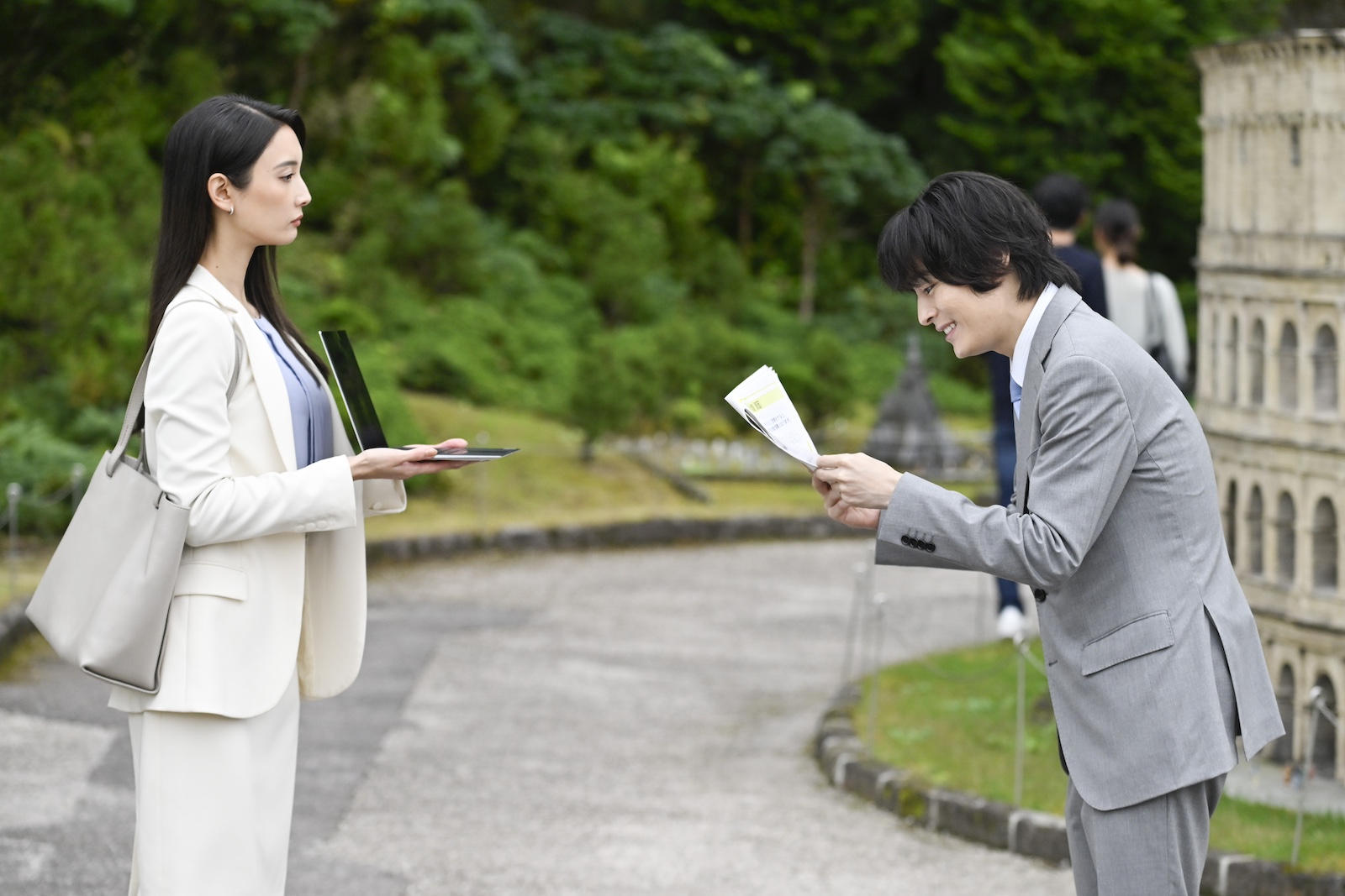 鷹野ツメ子（菜々緒）・鶸田（塩野瑛久）の写真