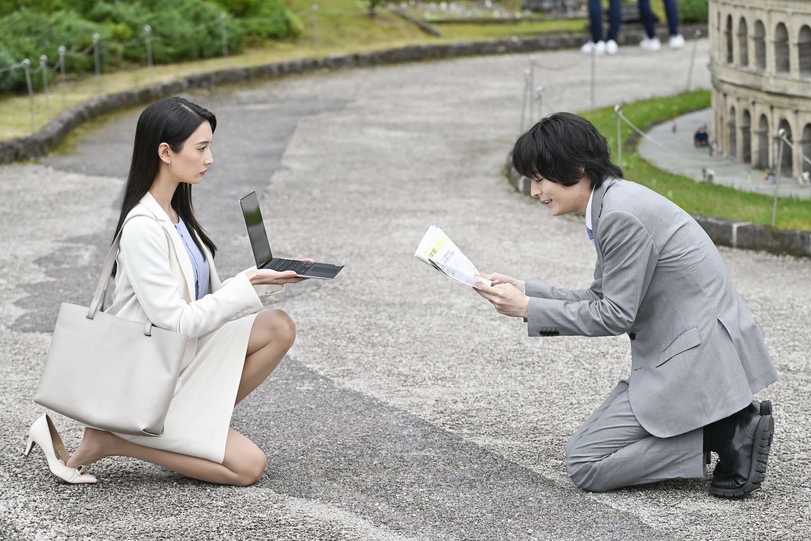 鷹野ツメ子（菜々緒）・鶸田（塩野瑛久）の写真