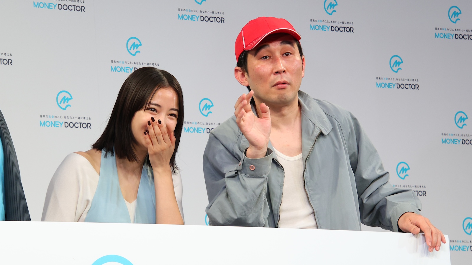 広瀬すずとシソンヌ・じろうの写真