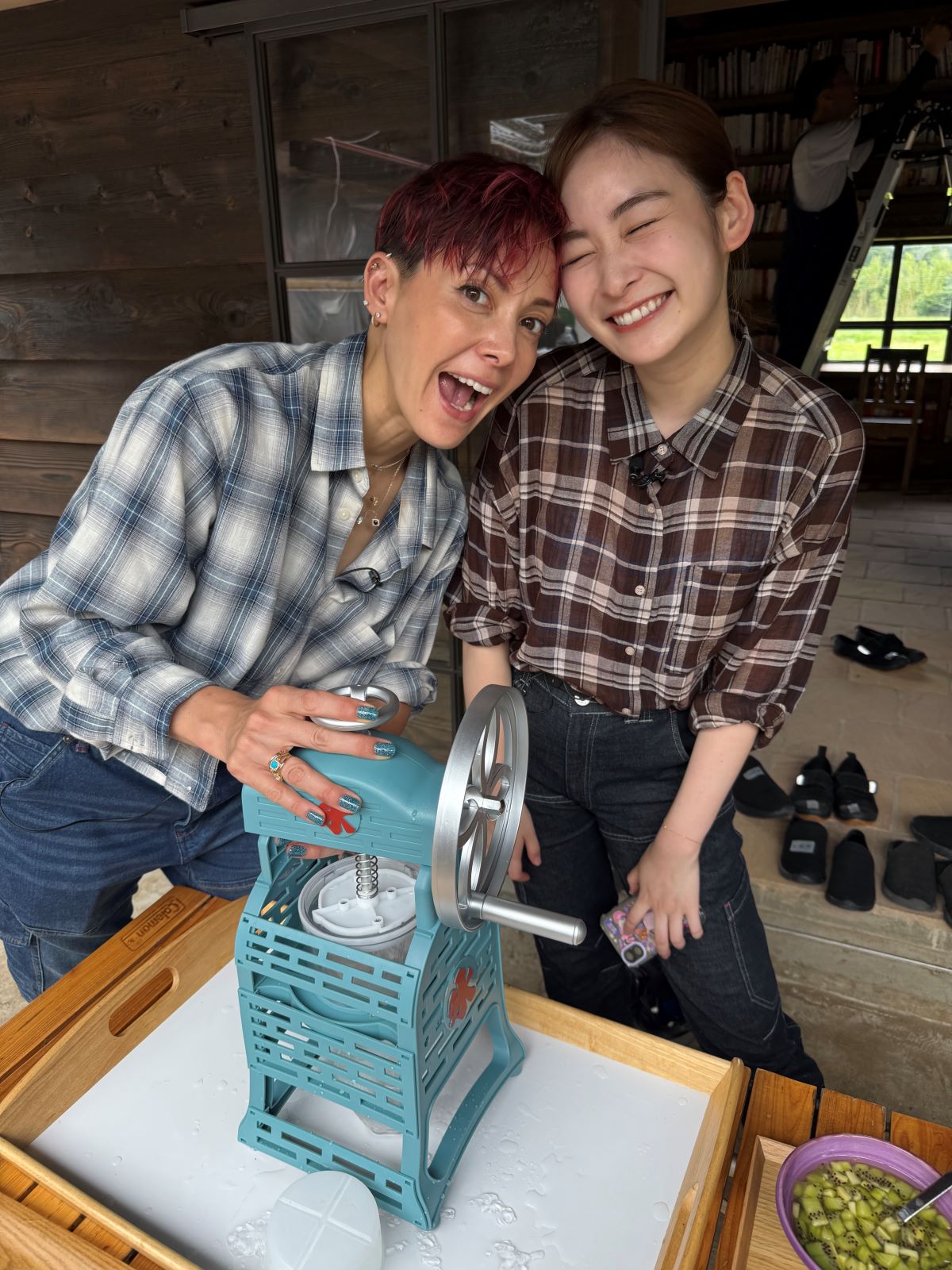 土屋アンナと岩田絵里奈の写真