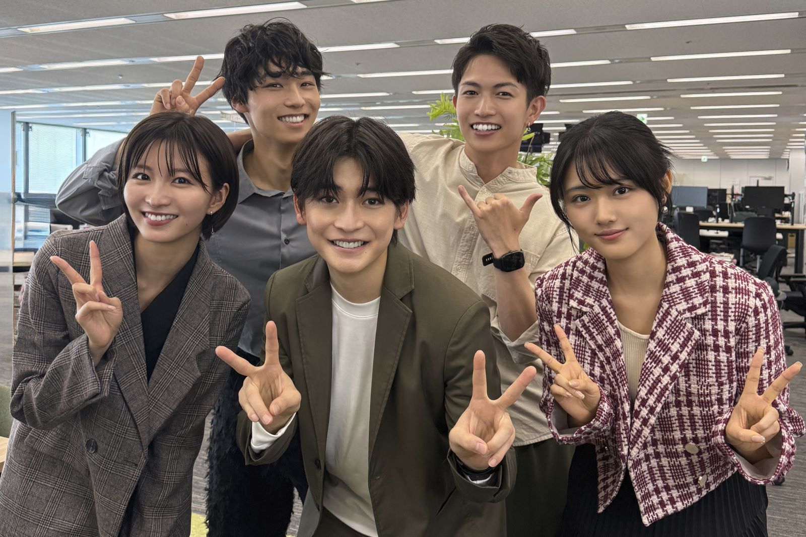 高橋文哉、原菜乃華、岡崎紗絵、綱啓永、八村倫太郎の写真