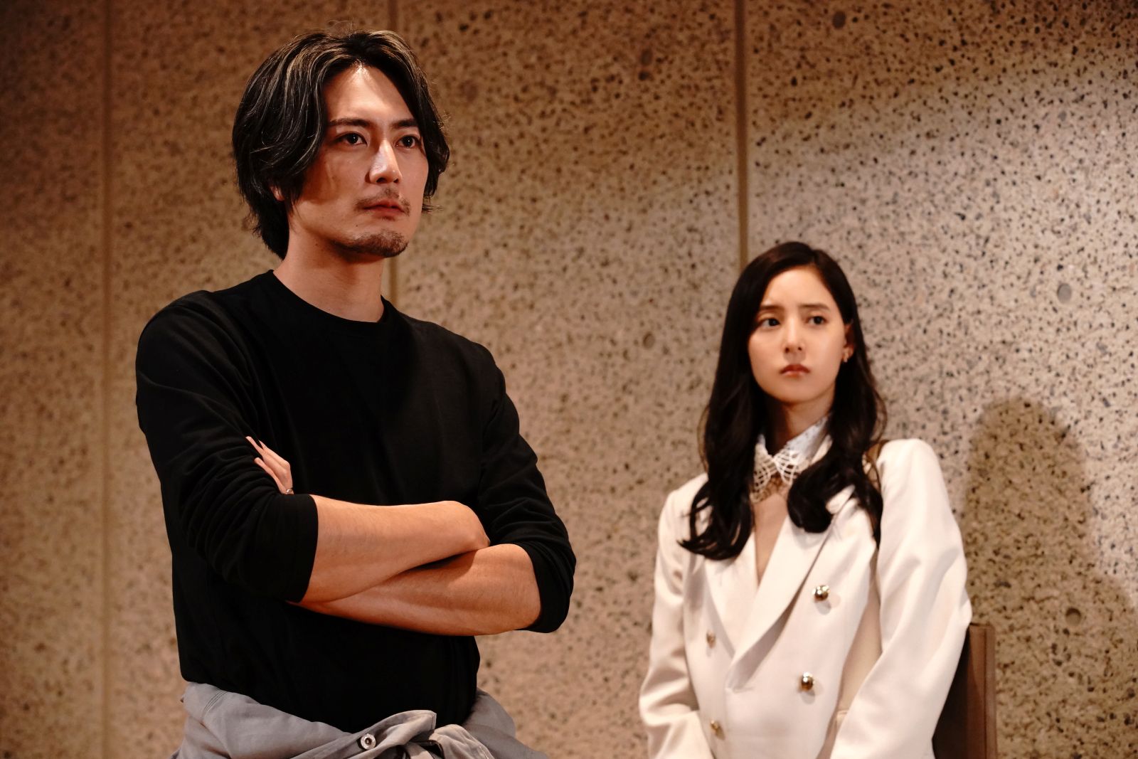 間宮祥太朗、新木優子の写真