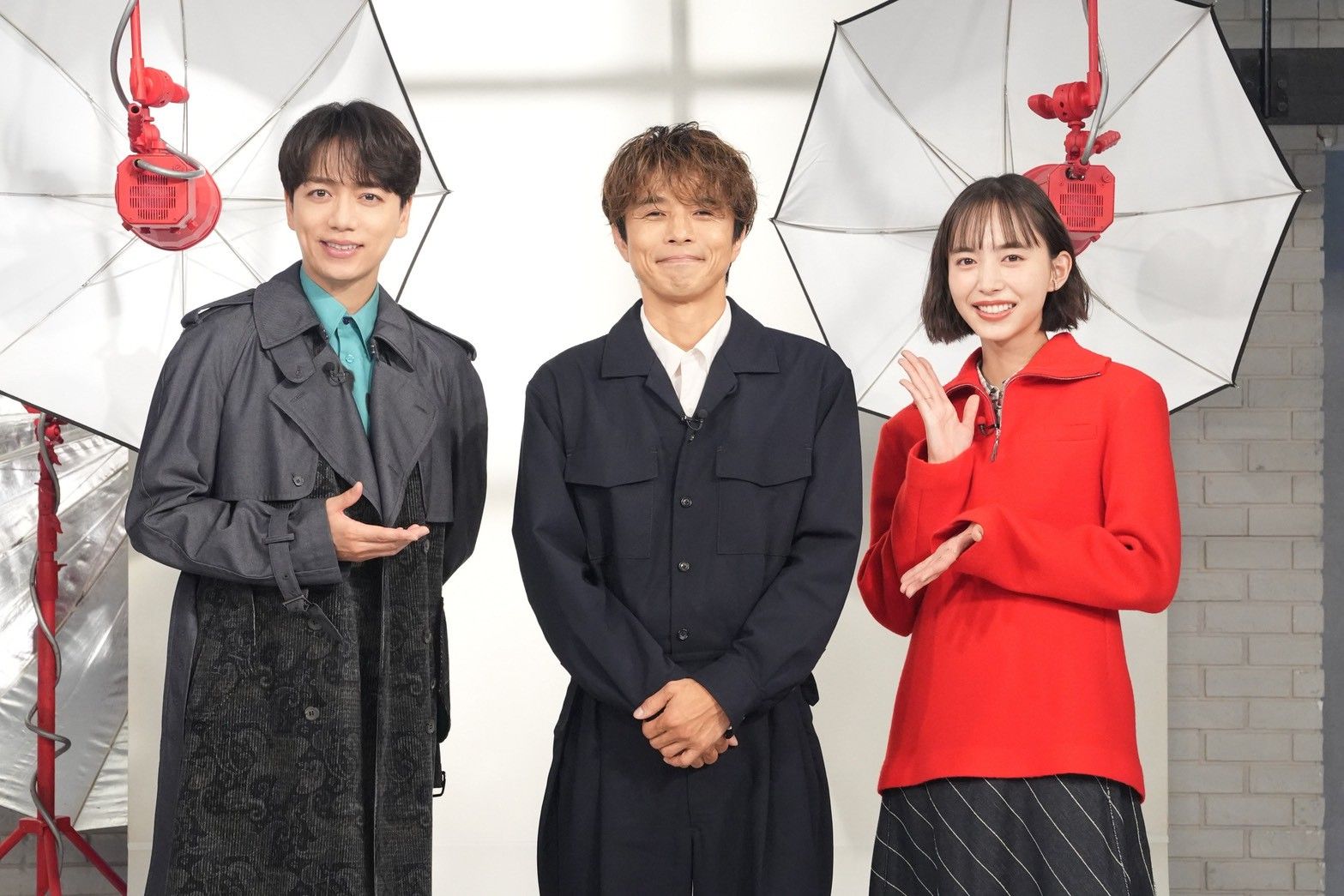 井ノ原快彦と、山﨑育三郎、井桁弘恵の写真