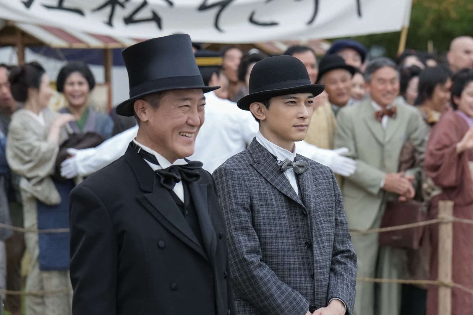 朝ドラ『ばけばけ』佐野史郎と吉沢亮の写真