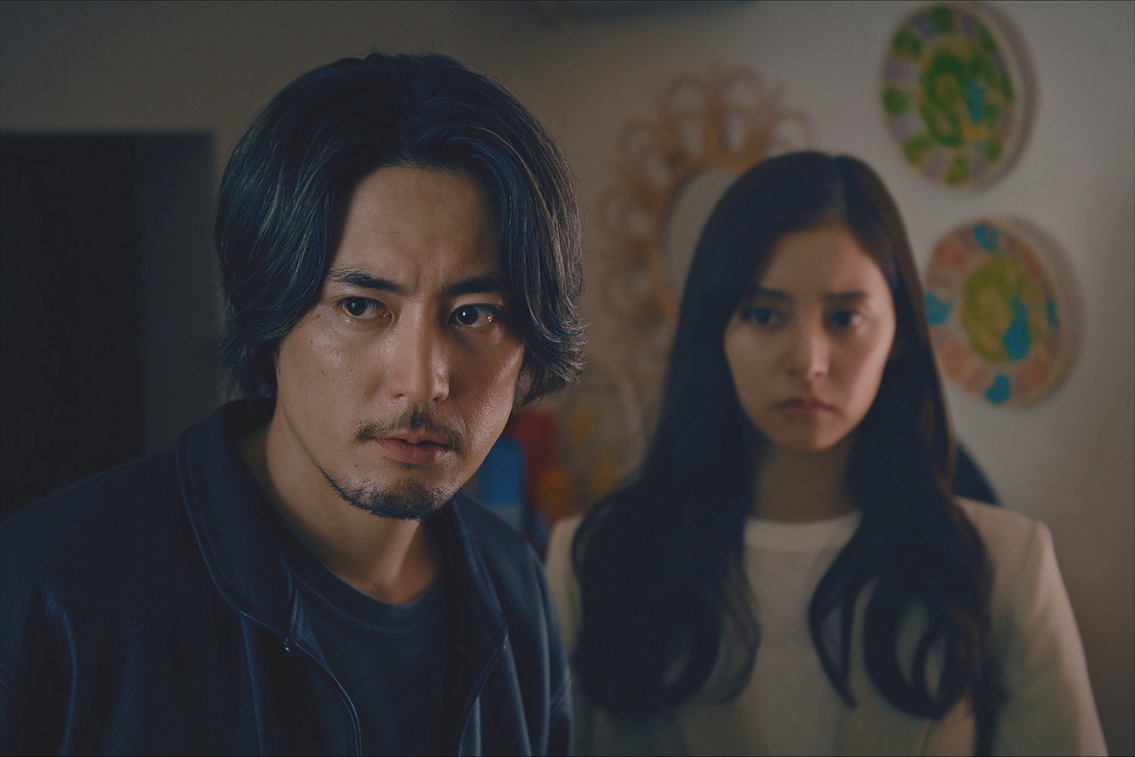 高木将(間宮祥太朗)、猿橋園子(新木優子)の写真