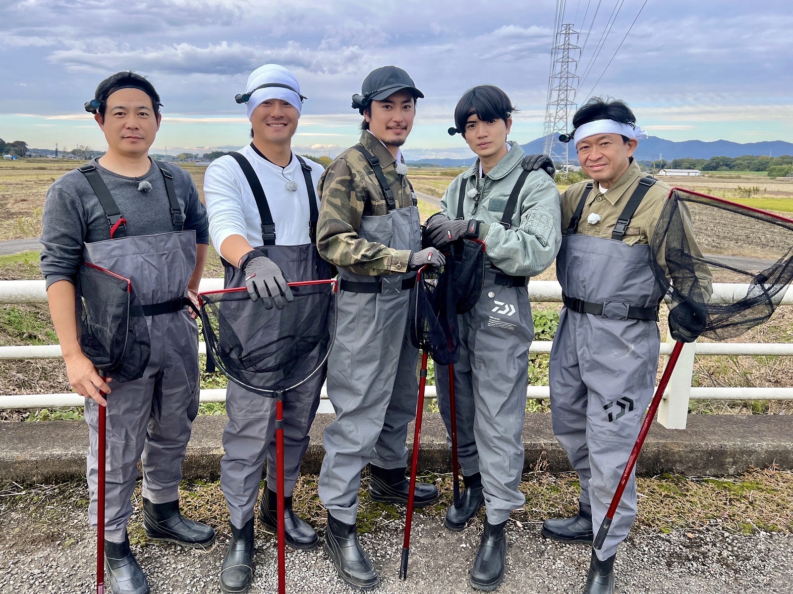 間宮祥太朗、城島茂、SixTONES森本慎太郎と髙地優吾、加藤英明先生の写真