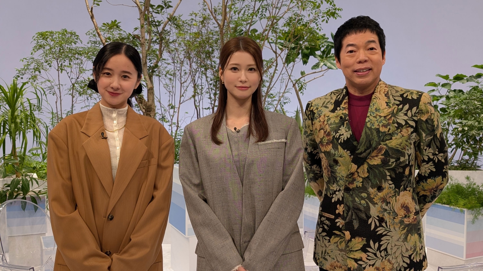 堀田真由と生見愛瑠と今田耕司の写真