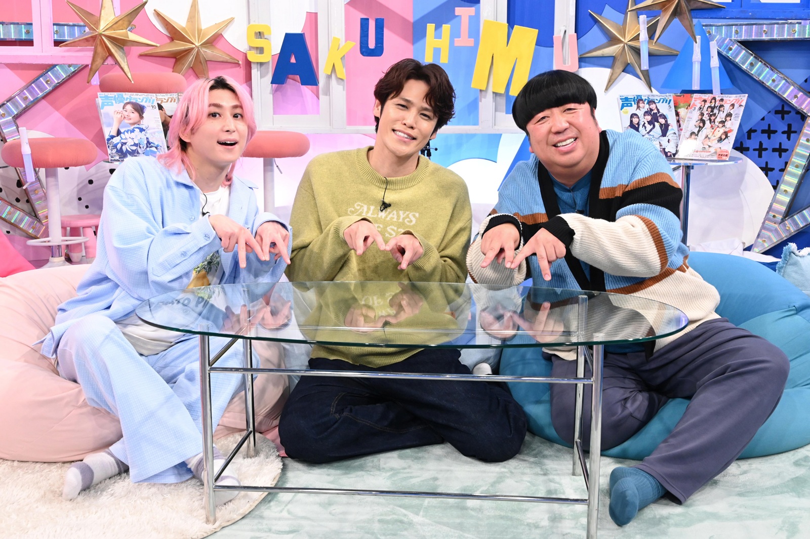 佐久間大介(Snow Man)と日村勇紀(バナナマン)と宮野真守の写真