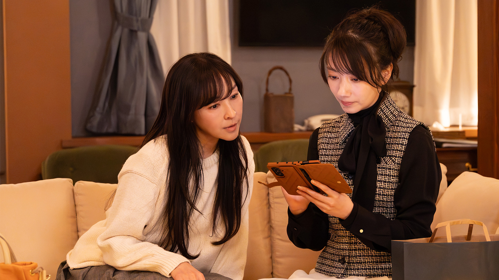 沢辻涼子(麻生久美子)と野宮ルナ(波瑠)の写真