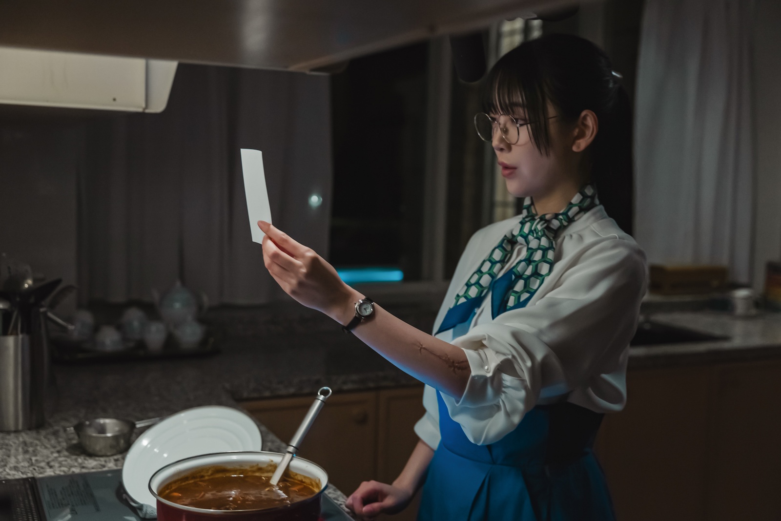 ドラマ『ディープリベンジ-顔を捨てた家政婦-』に出演する堀未央奈