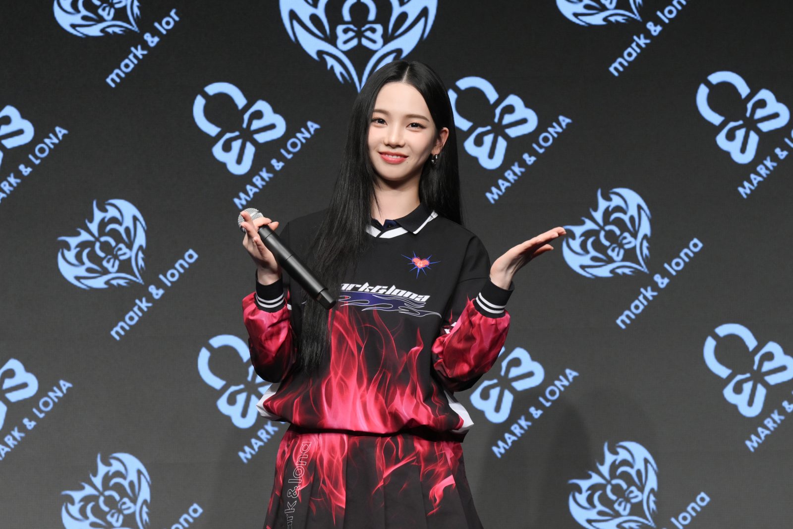 aespaカリナ、4月27日(月)に都内で行われた「KARINA × MARK & LONA 新アンバサダー就任 & 新CM『PLAY ILLUSION』公開記者発表会」に登壇