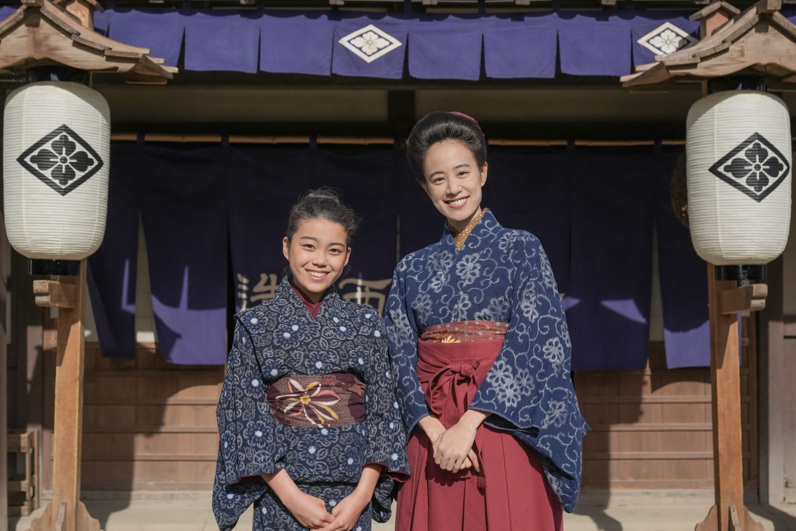 葉野珠役の村上蘭と石橋静河の写真
