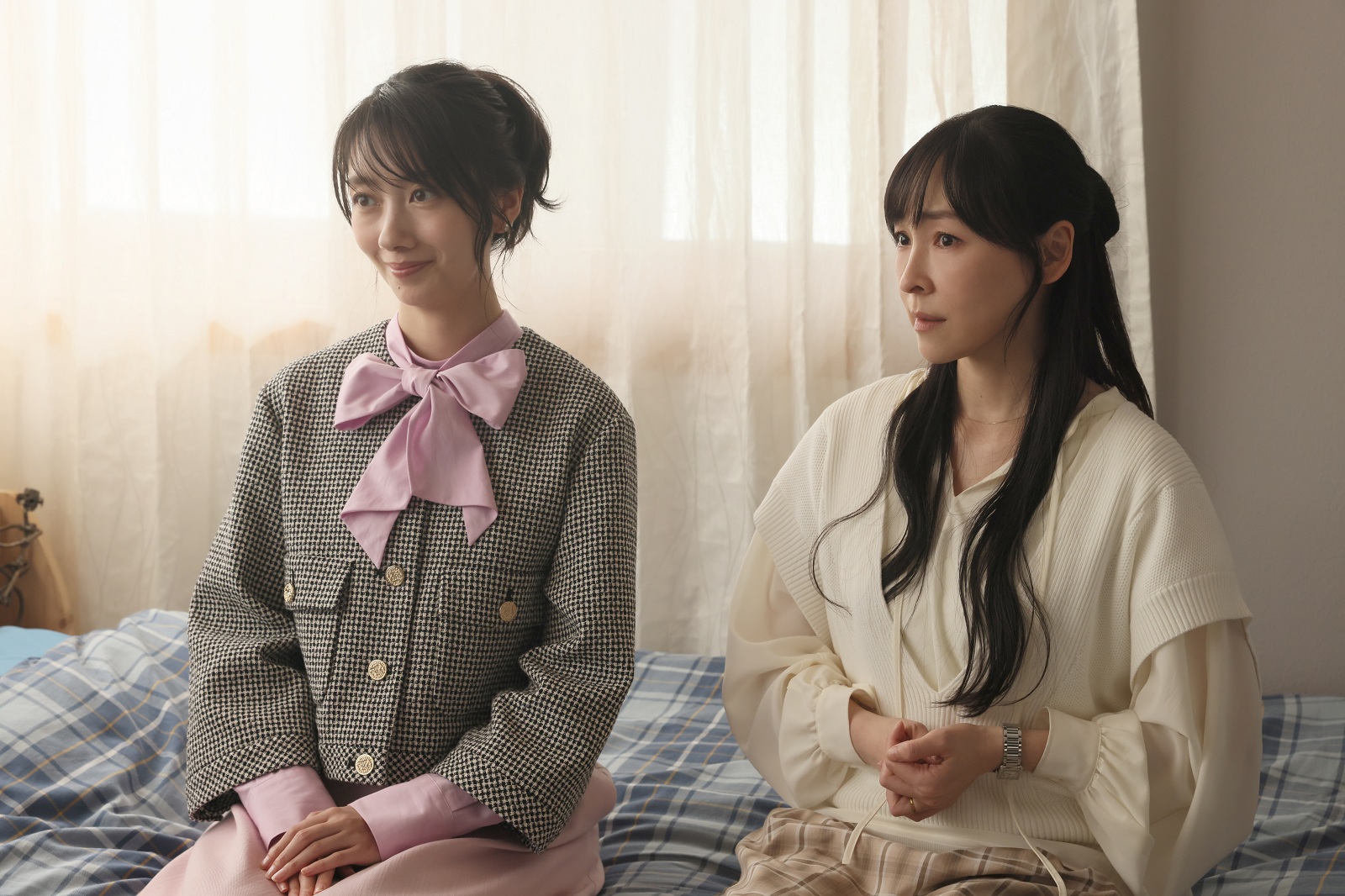 波瑠と麻生久美子の写真