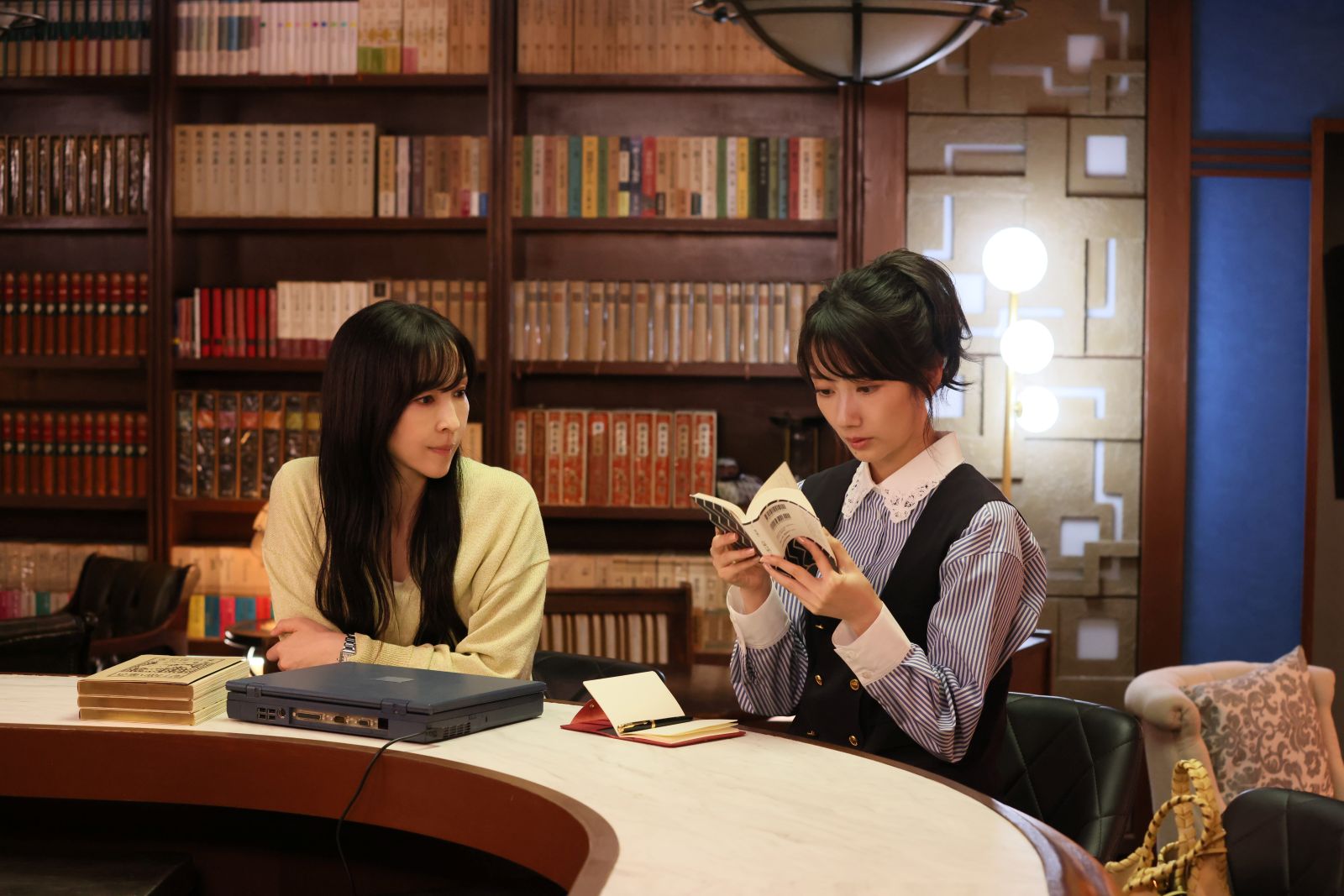 波瑠と麻生久美子の写真