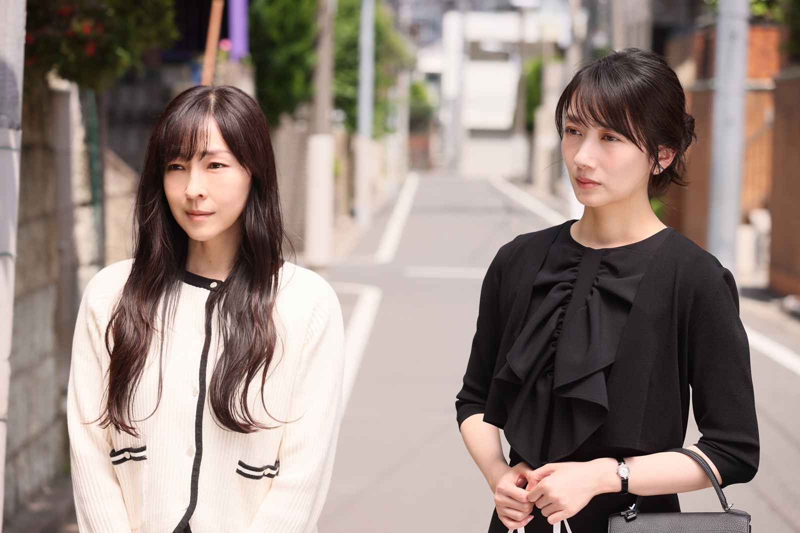 波瑠と麻生久美子の写真